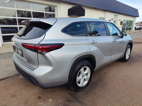 Used 2024 Toyota Highlander LE image 9