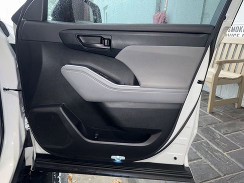 Used 2022 Toyota Highlander LE image 17