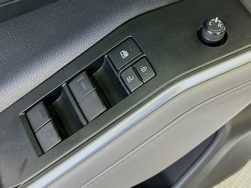 Used 2022 Toyota Highlander XLE FWD image 19