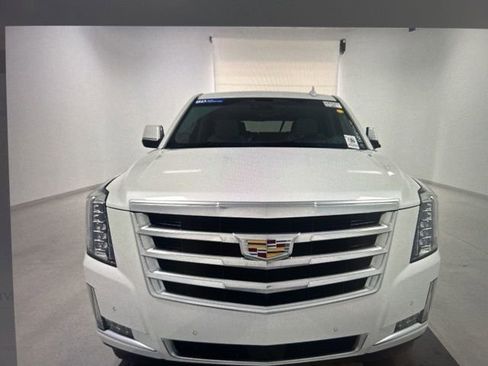 Used 2019 Cadillac Escalade Premium Luxury image 17