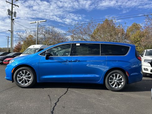 New 2026 Chrysler Pacifica Limited w/ Uconnect Theater Family Group image 24