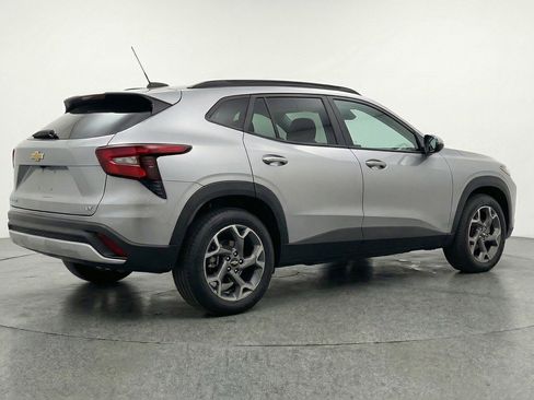 Used 2025 Chevrolet Trax LT w/ LT Convenience Package image 9