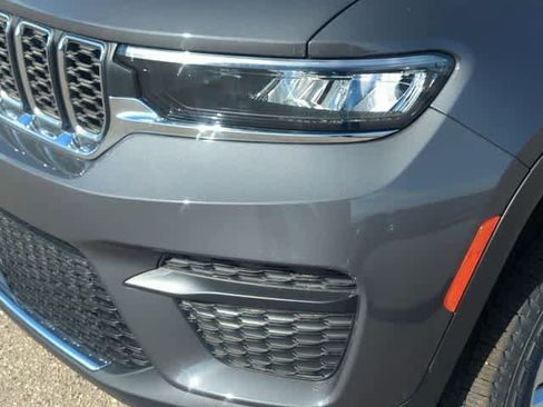 Used 2025 Jeep Grand Cherokee Laredo image 11