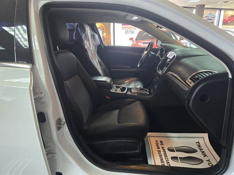 Used 2019 Chrysler 300 Touring w/ Driver Convenience Group AWD/4WD image 16