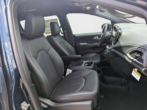 New 2025 Chrysler Pacifica Select image 15