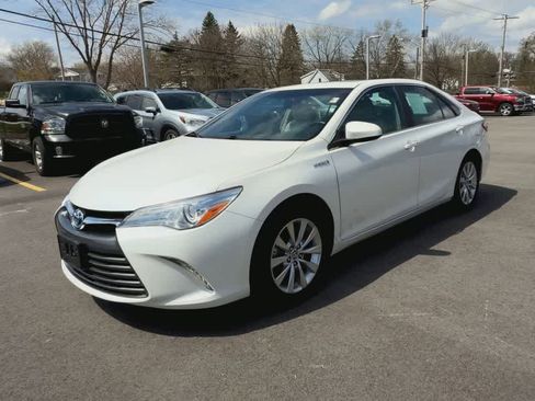 Used 2015 Toyota Camry XLE w/ Moonroof Package image 4
