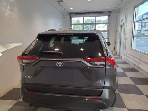 Used 2021 Toyota RAV4 LE AWD/4WD image 4