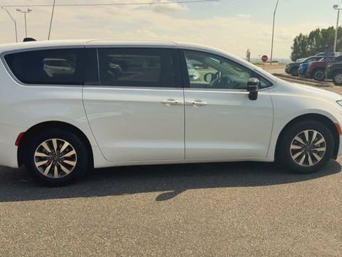 Used 2024 Chrysler Pacifica Limited FWD image 9