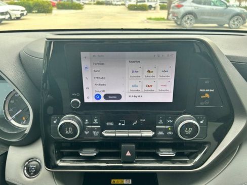 Used 2023 Toyota Highlander XLE FWD image 10