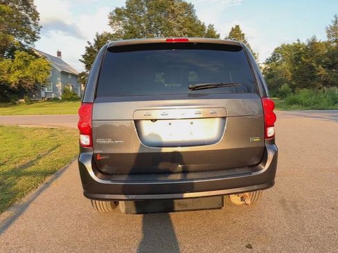 Used 2019 Dodge Grand Caravan SXT w/ Blacktop Package image 4