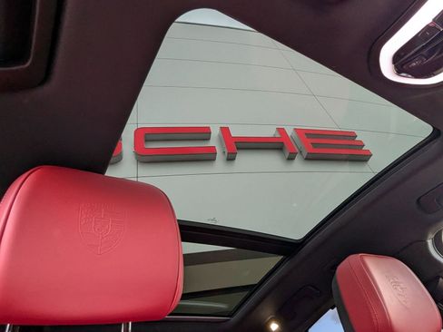 Used 2025 Porsche Macan image 27