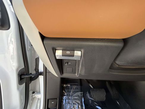 Used 2024 Land Rover Defender 110 X-Dynamic SE image 23