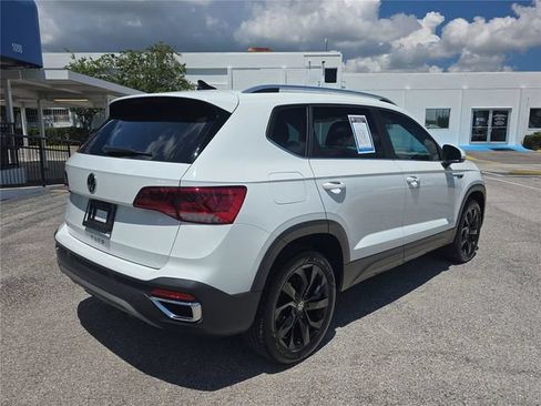 Used 2024 Volkswagen Taos SE FWD image 3