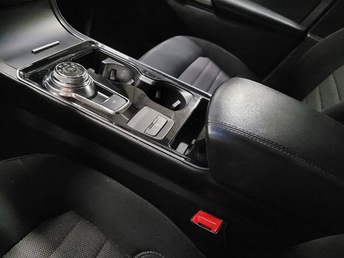 Used 2019 Ford Edge SE image 26