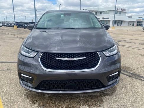 Used 2023 Chrysler Pacifica Touring-L FWD image 7