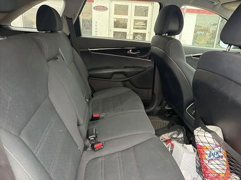 Used 2016 Kia Sorento L FWD image 9