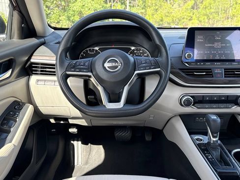 Used 2024 Nissan Altima 2.5 SV FWD image 28