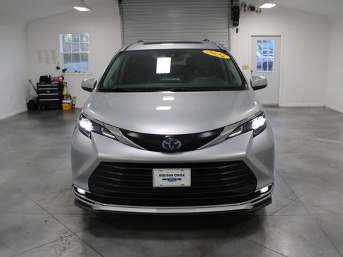 Used 2024 Toyota Sienna XLE image 3