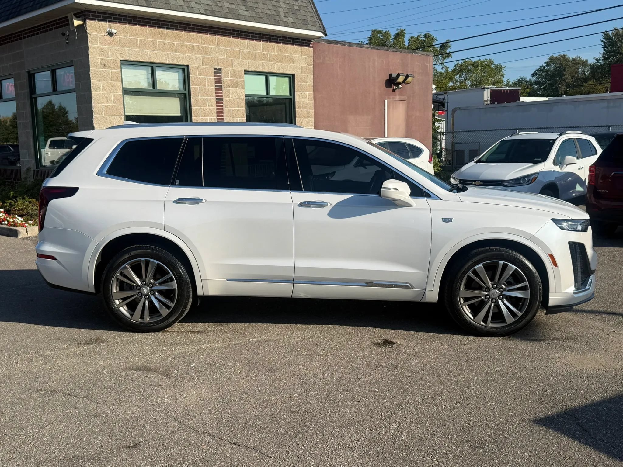 Used 2021 Cadillac XT6 Premium Luxury w/ LPO, Floor Liner Package AWD/4WD image 2