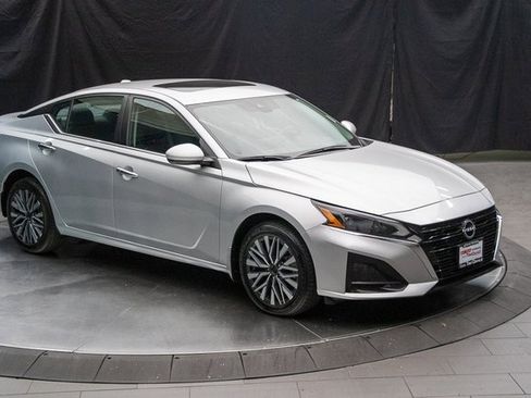 Used 2023 Nissan Altima 2.5 SV w/ SV Premium Package image 2