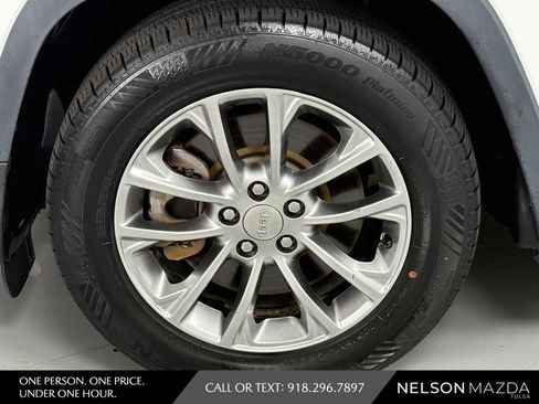 Used 2019 Jeep Cherokee Latitude Plus w/ Comfort/Convenience Group FWD image 12
