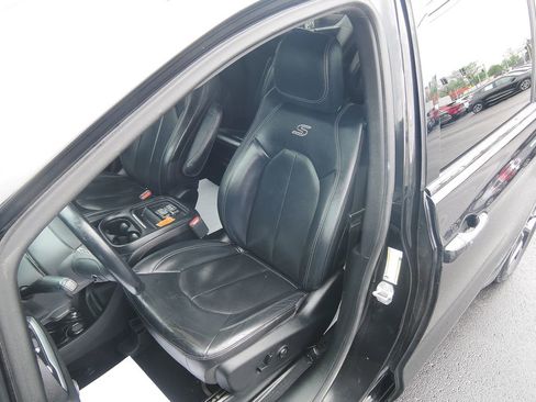 Used 2018 Chrysler Pacifica Touring-L w/ S Appearance Package FWD image 5