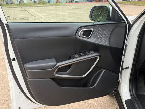 Used 2025 Kia Soul LX w/ LX Technology Package FWD image 18