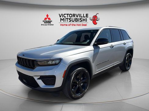 Used 2023 Jeep Grand Cherokee Altitude AWD/4WD image 3