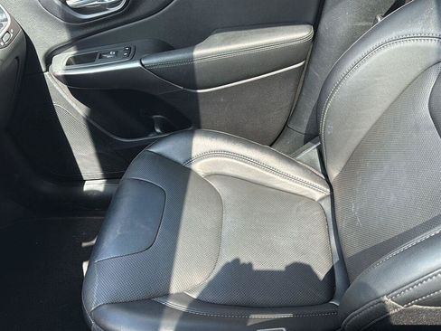 Used 2022 Jeep Cherokee Limited AWD/4WD image 8
