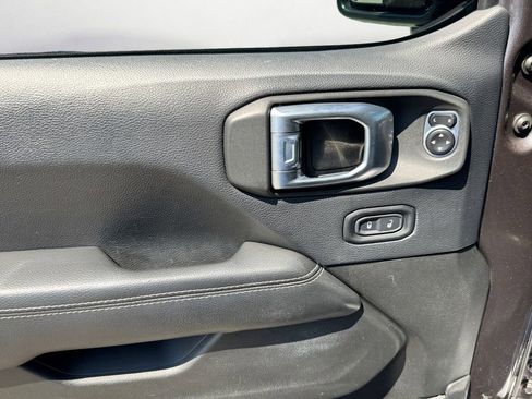 Used 2018 Jeep Wrangler Unlimited Sahara image 23