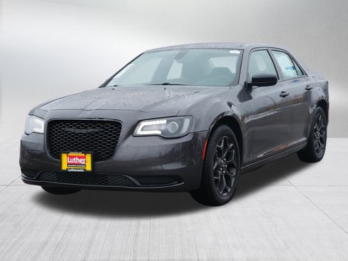 Used 2022 Chrysler 300 Touring w/ Sport Appearance Package image 3