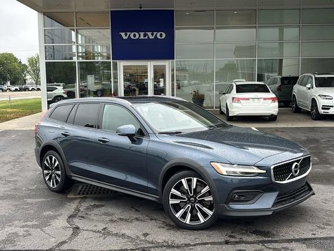 Used 2022 Volvo V60 T5 Cross Country AWD/4WD image 2