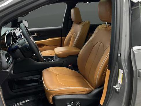 Used 2023 Chrysler Pacifica Pinnacle FWD image 9
