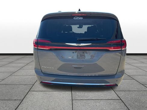 Used 2023 Chrysler Pacifica Touring-L FWD image 4