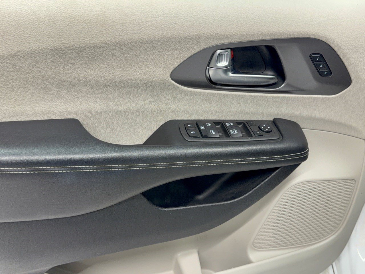 Used 2022 Chrysler Pacifica Touring-L FWD image 14