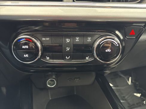 Used 2025 Chevrolet Trax LT w/ LT Convenience Package image 20