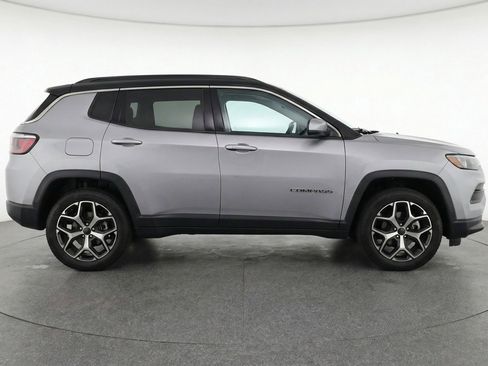 Used 2025 Jeep Compass Limited image 11