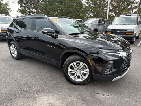 Used 2022 Chevrolet Blazer LT FWD image 2
