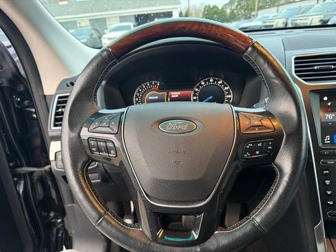 Used 2017 Ford Explorer Platinum image 19