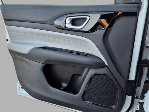 Used 2025 Jeep Compass Limited image 18