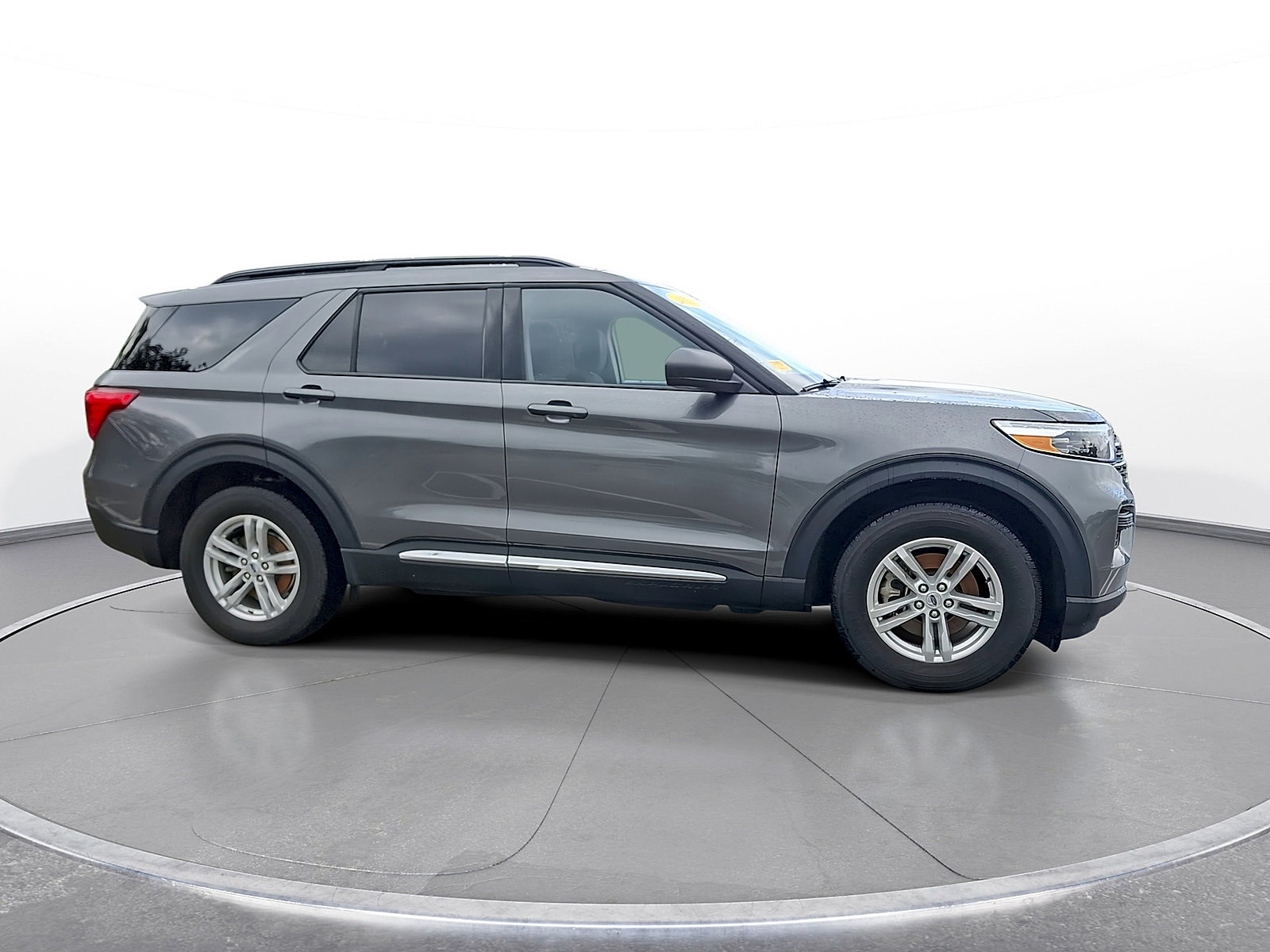 Used 2023 Ford Explorer XLT AWD/4WD image 9