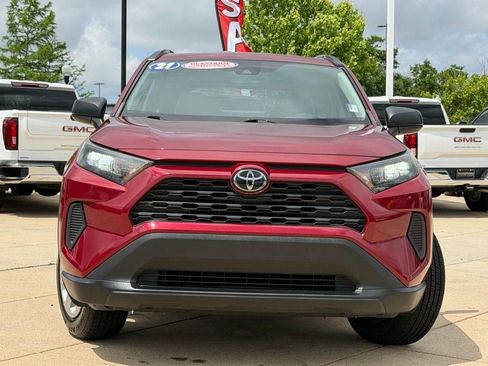Used 2021 Toyota RAV4 LE FWD image 2