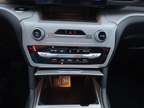 Used 2024 Ford Explorer XLT image 27