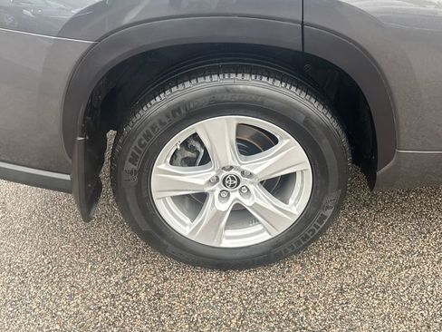 Used 2022 Toyota Highlander LE image 43