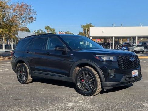 Used 2025 Ford Explorer ST-Line w/ ST-Line Street Pack image 2