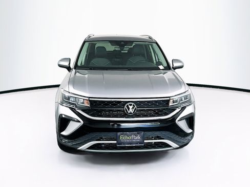 Used 2023 Volkswagen Taos SE FWD image 2