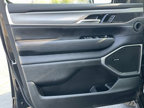 Used 2025 Jeep Wagoneer L Series II w/ 8-pass Seating Package image 17