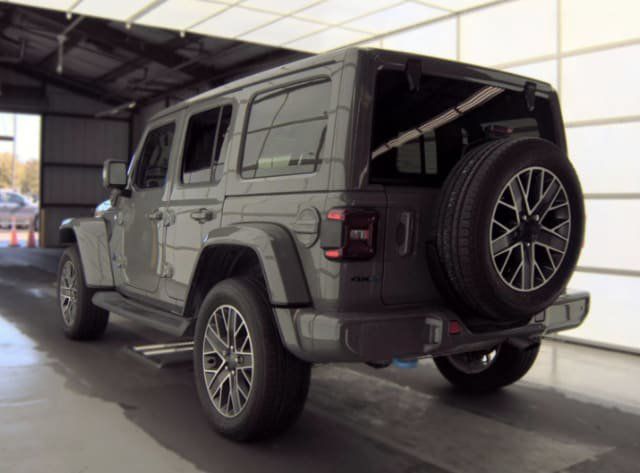 Used 2022 Jeep Wrangler Unlimited Sahara AWD/4WD image 3