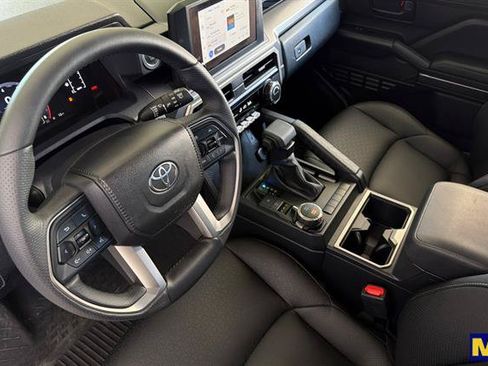 Used 2025 Toyota 4Runner SR5 AWD/4WD image 10