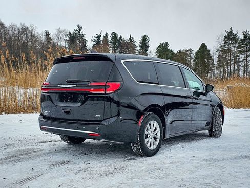 New 2026 Chrysler Pacifica Select image 3